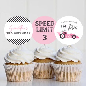 Voiture de course fille ne m&#39;attrape pas, j&#39;ai trois ans, 3e anniversaire Party Cupcake Toppers, modèle modifiable course sur la fin, fête de voiture de course vintage 744CT1