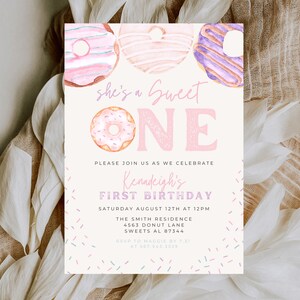 Bearbeitbare Donut-Geburtstags-Einladungsvorlage zum Ausdrucken Süßer Geburtstags-Einladungs-Rosa-Baby-Mädchen-erste Geburtstags-Party-Einladung 1