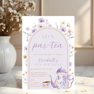 Puede incluir: Una taza de cerámica blanca con un asa negra y el texto "But First, Coffee" en negro y negrita. La taza está sobre una superficie blanca. La taza mide aproximadamente 10 cm de alto.