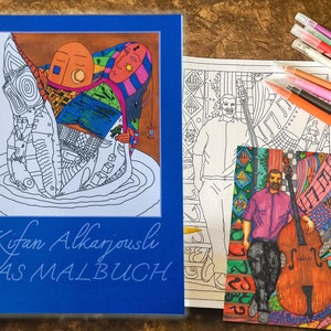 Może przedstawiać: Niebieska książka do kolorowania z tytułem "Kifan Alkarjousli DAS MALBUCH" i czarno-białą ilustracją osoby z dużą głową i ciałem złożonym z geometrycznych kształtów. Książka jest otwarta na stronie z czarno-białą ilustracją osoby grającej na kontrabasie.