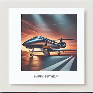 Puede incluir: Una tarjeta blanca con una foto de un avión privado plateado en una pista de aterrizaje al atardecer. El texto "HAPPY BIRTHDAY" está impreso debajo de la foto.