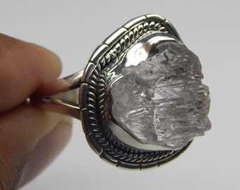 Anillo de kunzita rosa en bruto: banda dividida en plata de ley 925