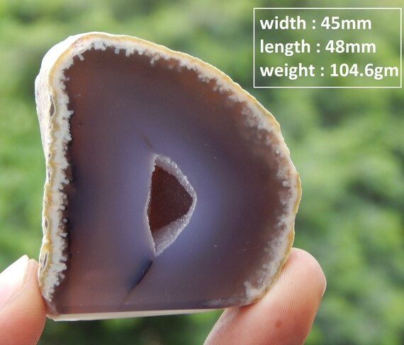 研磨された縞模様の瑪瑙ジオード（ドゥルージー付き）（45 x 48 mm