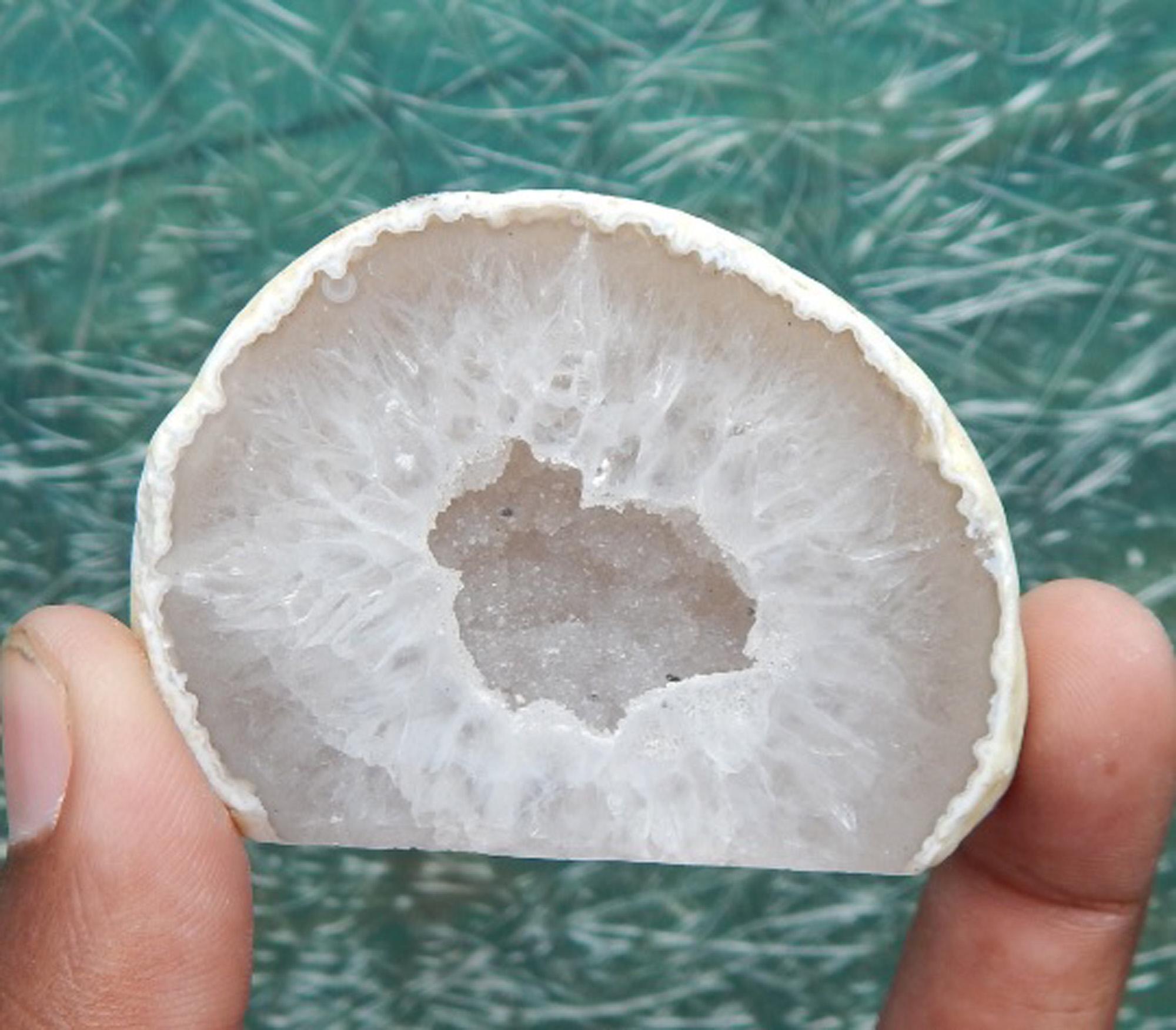 研磨された縞模様の瑪瑙ジオード（ドゥルージー付き）（57 x 44 mm