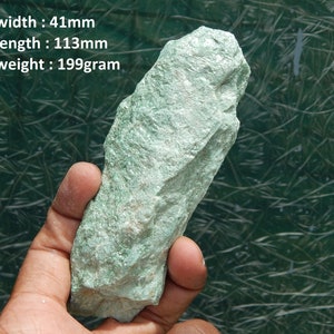 Minéral brut fuchsite, mica chromé brut, roche fuchsite brute, pierre fuchsite métaphysique, cristal de fuchsite, dimension 41 x 113 mm et poids 199 g