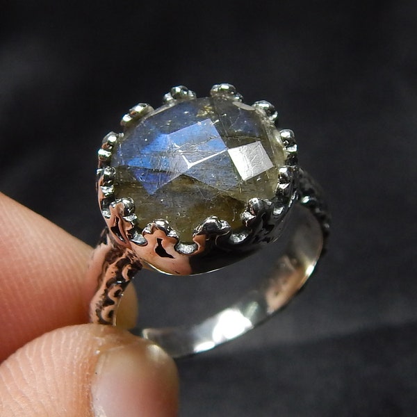 Facettierter Checker Cut Labradorit Ring, 11mm runder Edelstein Ring, Blue Fire Labradorit Ring, Krone Design Ring, Sterling Silber Ring.