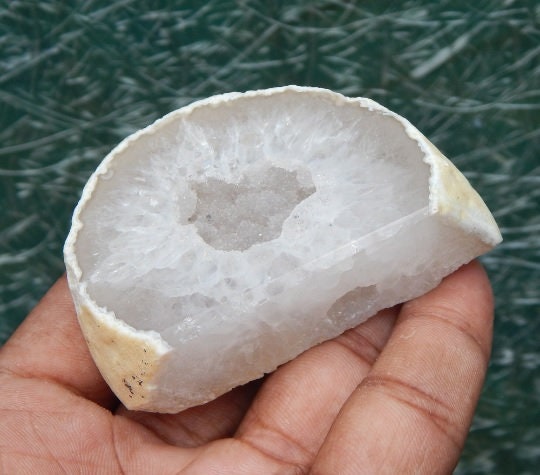 研磨された縞模様の瑪瑙ジオード（ドゥルージー付き）（57 x 44 mm