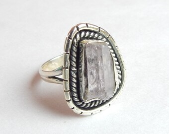 Anillo de piedra preciosa kunzita rosa en bruto natural: anillo de joyería hecho a mano en plata de ley 925.