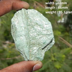 Minéral brut fuchsite, pierre fuchsite métaphysique, mica chromé brut, roche fuchsite, cristal de fuchsite naturel, dimension 44 x 66 mm et poids 95,1 g