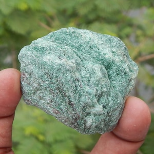 Minéral brut fuchsite, mica chromé brut, roche fuchsite, pierre fuchsite métaphysique, cristal de fuchsite naturel, dimension 40 x 46 mm et poids 73,1 g
