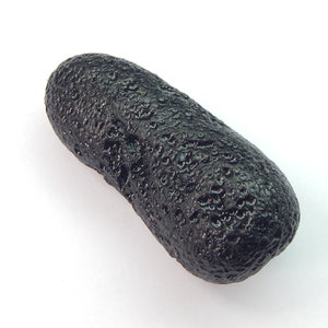 Piedra de meteorito tectita negra en bruto: cristal curativo de 51 x 22 mm