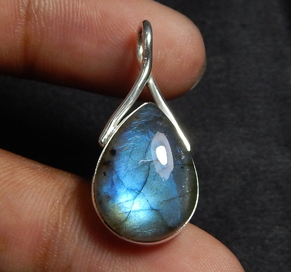 Pendentif Iolite Forme Poire – Fait Main, Serti Canal – Cadeau Idéal