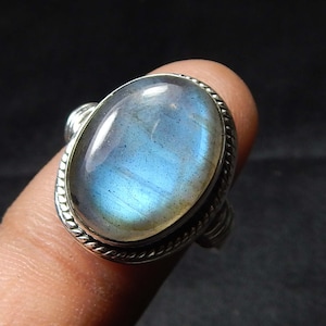 Anillo de piedra preciosa de labradorita de fuego azul cabujón, regalo de cumpleaños, anillo de plata de banda de diseñador hecho a mano, anillo de plata de ley 925, regalo para ella.