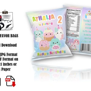 Peut inclure: Un modèle de sac de fête à télécharger numériquement avec un fond arc-en-ciel et des personnages de dessins animés, dont un cupcake et un donut. Le sac est conçu pour une fête d'anniversaire et comprend le texte "Athalia a 2 ans" et "Joyeux anniversaire".