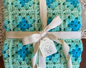 Couverture pour bébé au crochet - bébé afghan à vendre - carré de la ferme - cadeau de baby shower prêt à être expédié - cadeau bébé - bébé afghan vert bleu