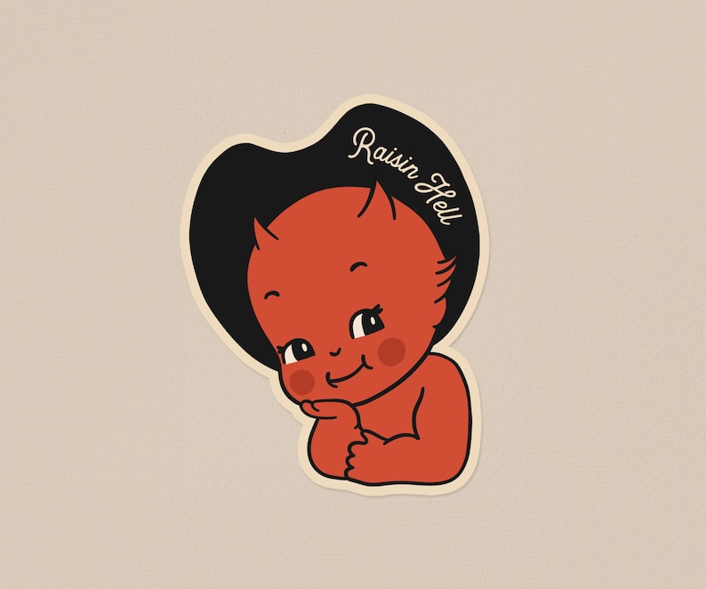 Puede incluir: Una pegatina con un beb&eacute; diablo de dibujos animados con piel roja, cuernos peque&ntilde;os y un sombrero negro. El texto "Raisin Hell" est&aacute; escrito en cursiva en el sombrero. El beb&eacute; est&aacute; sonriendo y apoya la barbilla en su mano.