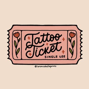 Può includere: Un biglietto rosa con la scritta "Tattoo Ticket" in corsivo e "SINGLE USE" in un carattere più piccolo. Il biglietto ha un bordo decorativo e accenti floreali. Il nome dell'artista, broncobelleprints, è in basso.
