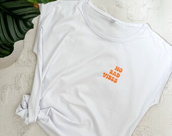 Camiseta "Sin malas vibras" blanca - corte holgado
