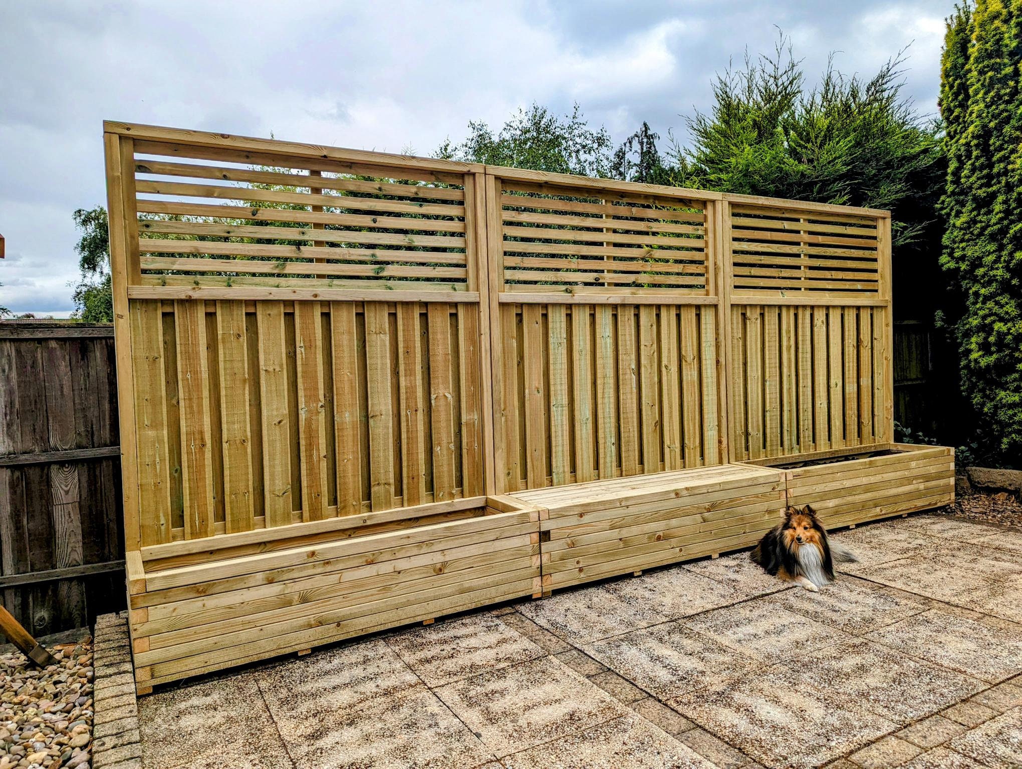 Freestanding outdoor sale privacy screen