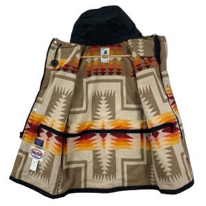 Puede incluir: Chaqueta con capucha con capucha negra e interior estampado marr&oacute;n y beige. El interior presenta un dise&ntilde;o geom&eacute;trico en tonos rojos, naranjas y amarillos. La chaqueta tiene una cremallera negra y una etiqueta que dice "60/40".