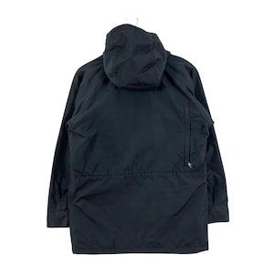 Puede incluir: Chaqueta negra con capucha, cremallera completa y capucha con cord&oacute;n. La chaqueta tiene mangas largas y un bolsillo en el pecho. La chaqueta est&aacute; hecha de un material ligero.