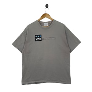 Camiseta de manga corta de la empresa de entornos de computación virtual