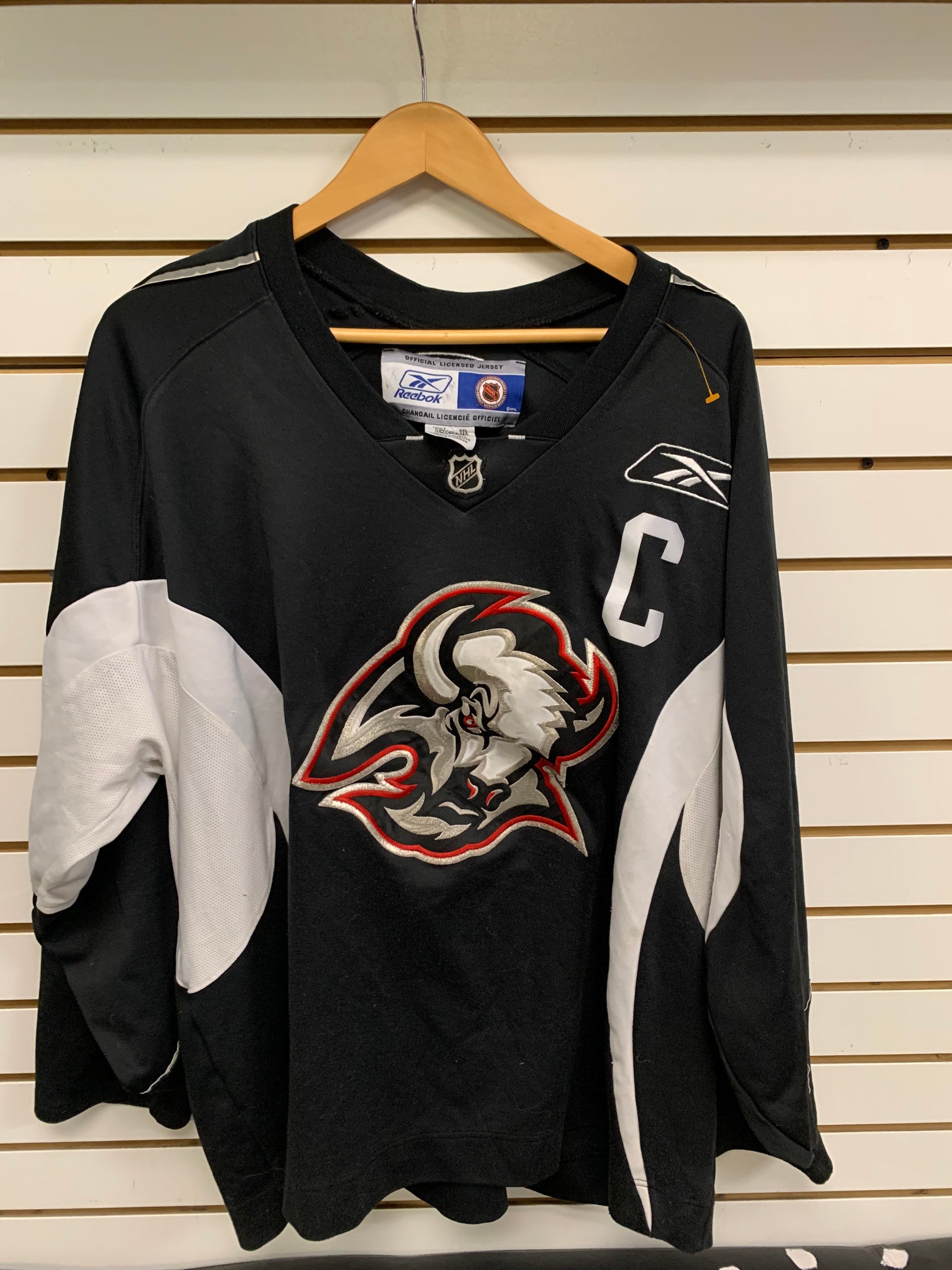 CCM Dominik Hasek Buffalo Sabres Goat Head NHL Hockey Jersey Vintage Black  M