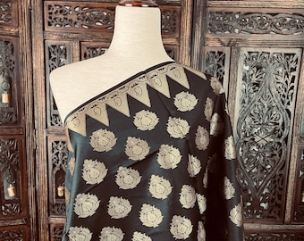 Zwarte Banarasi Designer Dupatta met Gedempte Gouden Zari Weef- | Zachte Zijde Dupatta | Gestolen | Benarasi Dupatta | Kaash Collectie