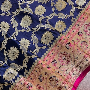Sari tradicional de seda satinada Banarasi en color azul y rosa intenso con tejido Zari Jaal dorado