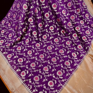 Sari in semi-seta Banarasi di colore viola / Saree Jaal in oro disattivato Meenakari