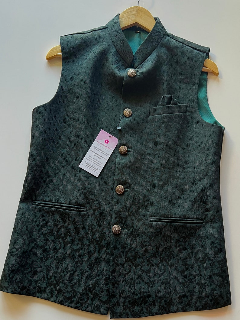 Puede incluir: Un chaleco de color verde oscuro con estampado, cuello mandar&iacute;n y botones plateados. El chaleco tiene dos bolsillos en la parte delantera y un bolsillo en el lado izquierdo del pecho.