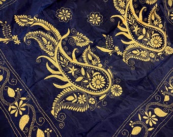 Nachtblauwe bangalori zijden sari met kantha-steek en gele kantha | Handgeweven sari's met kanthastiksels
