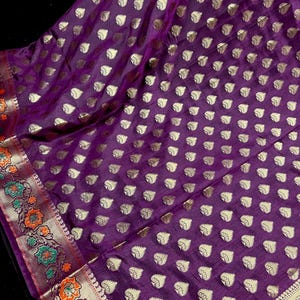 Sari viola con toni melanzana Sari in morbida seta con bordi in stile Paithani - Muted Gold Buttis