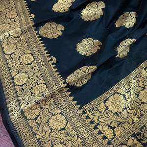 Schwarze Farbe Traditioneller Banarasi Handwebstuhl aus Seide Saree in Gedämpft Gelbgold Muted Zari Webart
