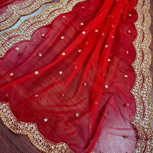Dupatta de red de color rojo con zari dorado, lentejuelas y cuentas / Dupatta de color rojo / Dupatta roja con lentejuelas / Dupatta india para lehangas imagen 2
