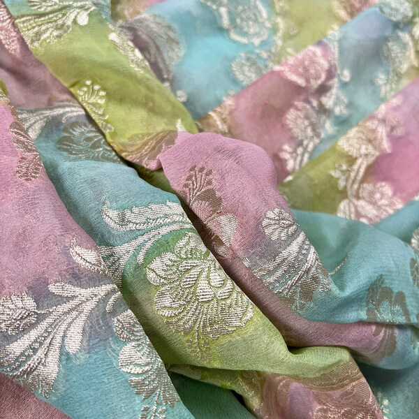 Sari vert menthe pur Khaddi Georgette Banarasi en multicolore avec zari doré pâle et imprimés floraux numériques | MARQUE DE LA SOIE CERTIFIÉE