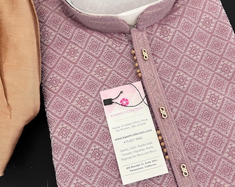 Può includere: Un completo kurta e pigiama malva con un motivo geometrico. Il kurta presenta un colletto alla coreana e bottoni color oro. È presente un'etichetta di Kaash Collection. Il set include pantaloni abbinati.