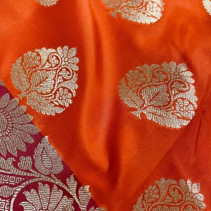 Sari Banarasi tradicional naranja y rosa hecho a mano con borde de satén