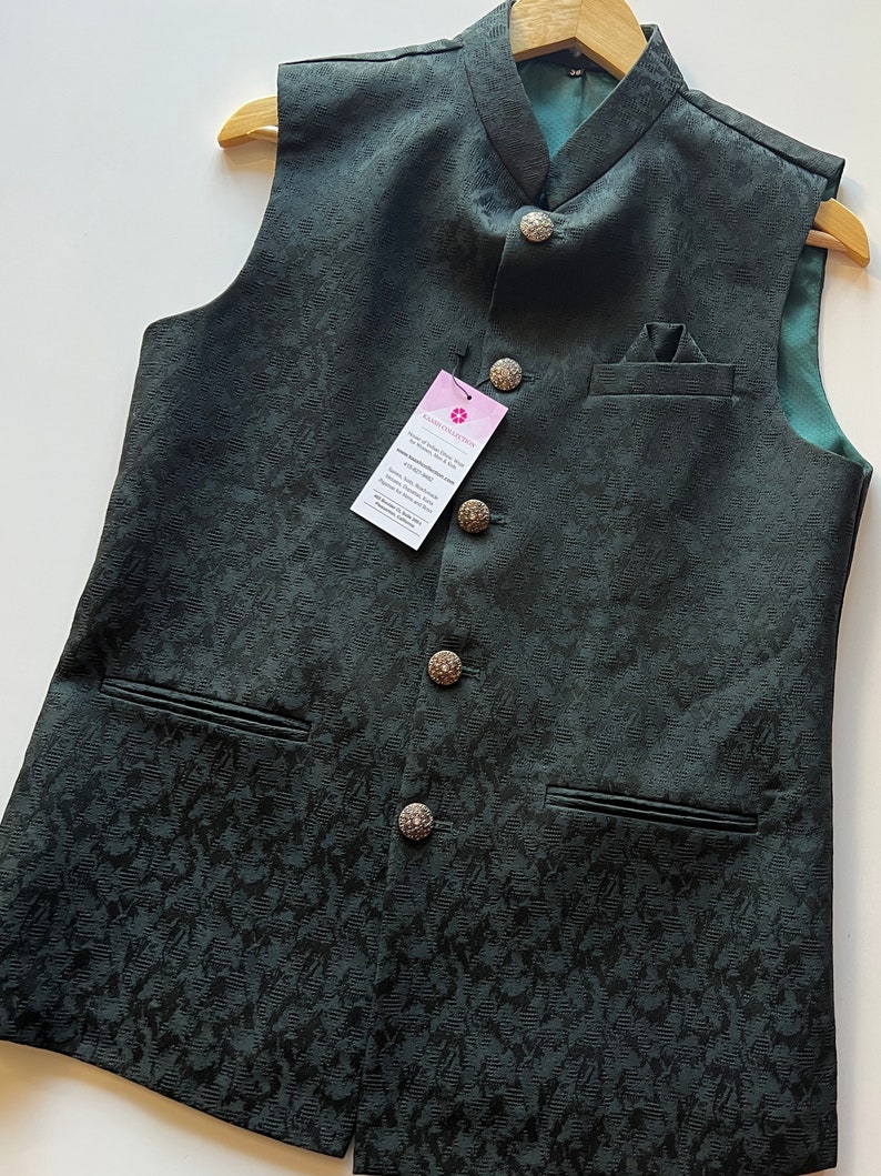 Puede incluir: Un chaleco de color verde oscuro con estampado, cuello mandar&iacute;n y cinco botones plateados. El chaleco tiene un bolsillo en el lado izquierdo y un bolsillo peque&ntilde;o en el lado derecho para un pa&ntilde;uelo de bolsillo.