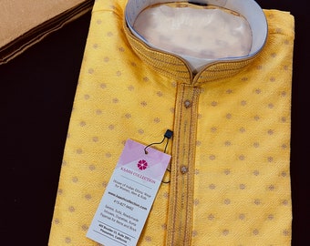 Gult jute-sidens kurta-pyjamaset – broderad indisk outfit