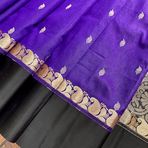 Saree in seta Banarasi con bordo nero e pallu viola / Saree in seta Banarasi / Regalo per lei / Collezione Kaash