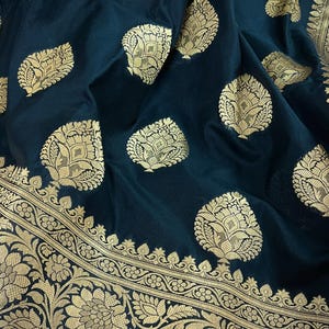 Schwarze Farbe Traditioneller Banarasi Saree mit weicher Seide in Gelb Gold Muted Zari Weave mit Buttas und Blumenmuster