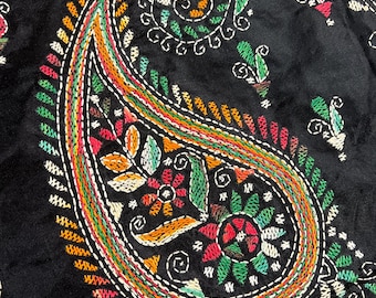 Zwarte kleur Bangalori-zijden sari met handkantha-steekwerk - handgeweven kantha-steeksari's - Kantha Saree - Bengaalse sari