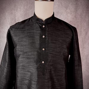 Kurta corta de seda cruda de color negro confeccionada para hombre / Ropa étnica para hombre / Solo kurta / Kurta corta / Kurta de color liso