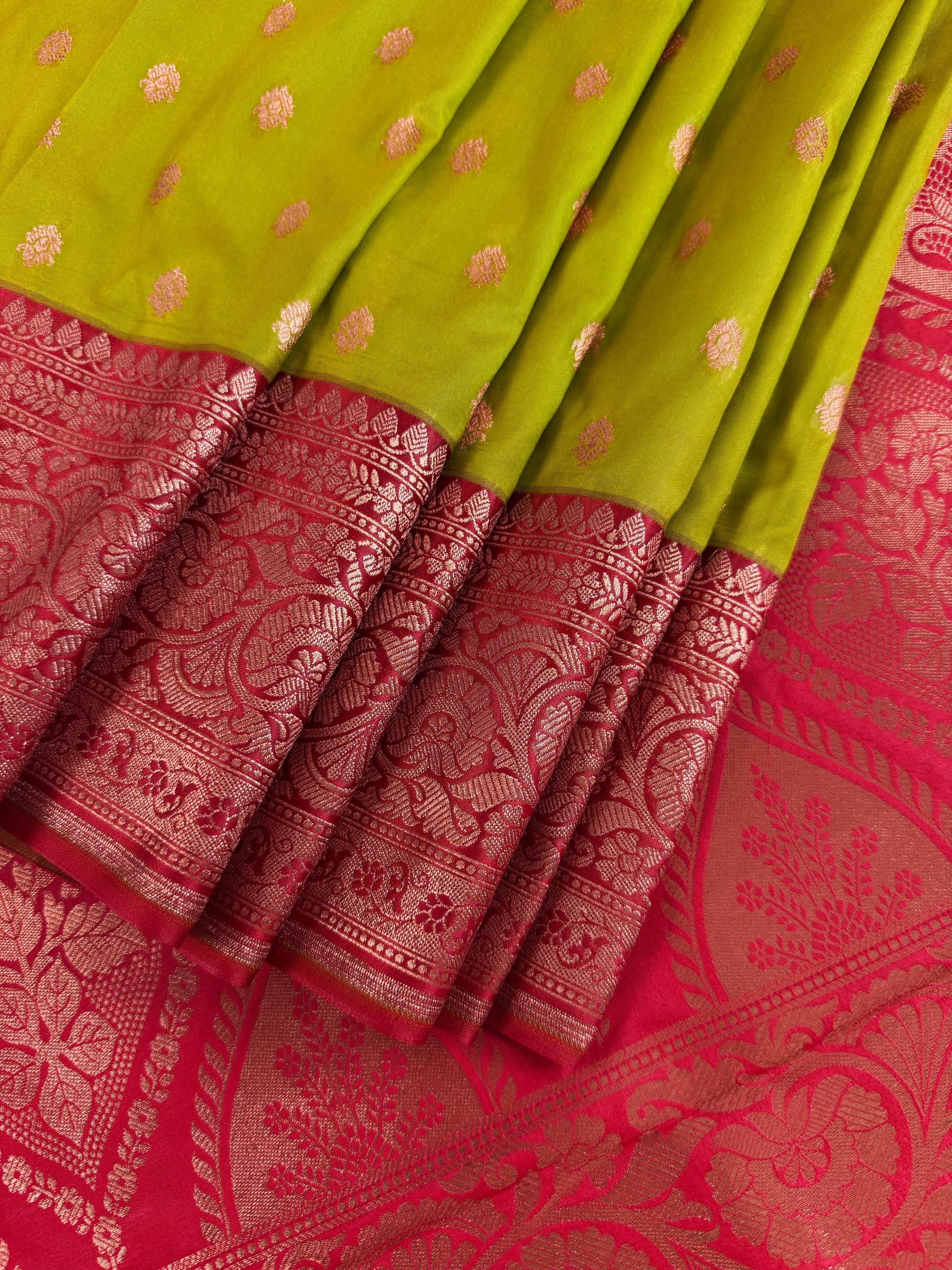 メヘンディグリーンとレッドカラーのバナラシマシュルシルクサリー