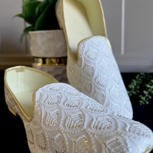 Handmade Mens Wedding Shoes in White | Mens Shoes for Kurtas | Traditional Mojari Shoes | Indian Ethnic Wedding Footwear for Men