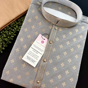 Gris - Ensemble de pyjama kurta pour homme avec motif en relief et fesses en Or | Vêtements ethniques pour hommes | Tenues de soirée et de mariage Kurta