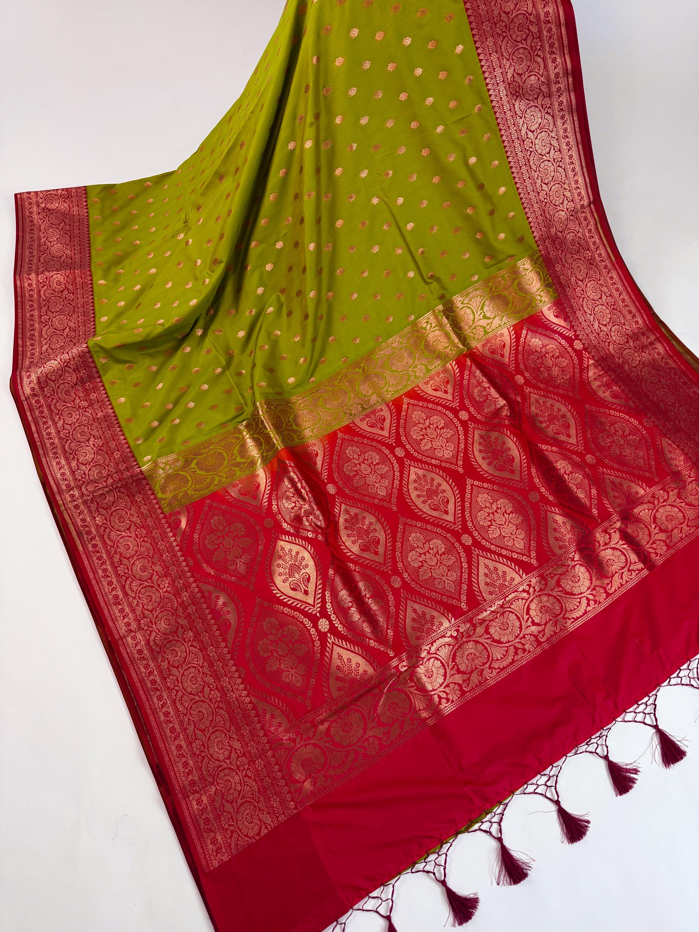 メヘンディグリーンとレッドカラーのバナラシマシュルシルクサリー