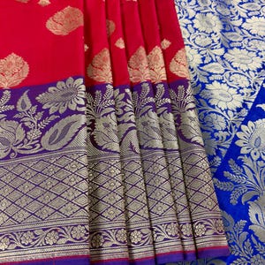 Sari rojo - Sari tradicional banarasi hecho a mano en color rojo y azul / Saris de seda suave