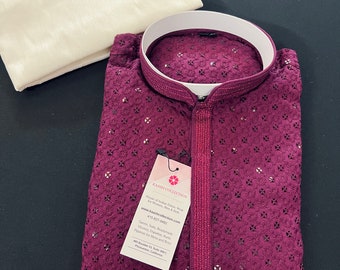 Può includere: Una kurta color bordeaux con colletto bianco e ricami intricati. La kurta è realizzata in un tessuto leggero e ha una vestibilità ampia. L'etichetta sulla kurta recita "KAASH COLLECTION House of Indian Ethnic Wear for Women, Men & Kids www.kaashcollection.com 415-827-5482 Sarees, Suits, Nishouak, Blouse, Dupatta, Kurta, Pajamas for Men and Boys 400 Boulder Ct, Suite 200-1 Pleasanton, California 94566"